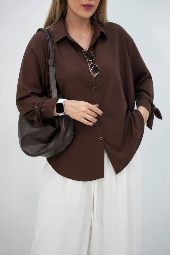 شومیز گره ای نیکی جنس : پری درجه یک خنک و سبک مشکی, شکلاتی, سبزبنتون, سورمهای, صورتی, زرد, آبی فری سایز زنانه شناسه : #16891