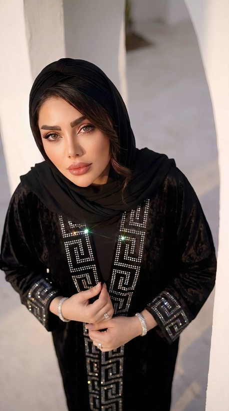 مانتو عبایی مجلسی مخمل آینه ای 🧵جنس : مخمل آینه ای درجه یک وارداتی فری سایز زنانه 🆔 شناسه : #37583